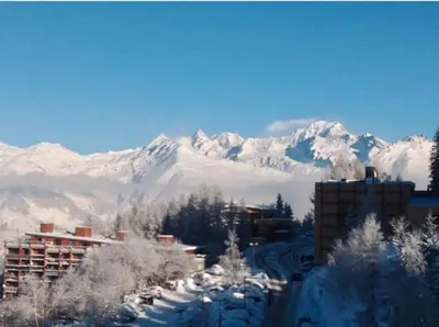Vue générale sur la montagne ou vue sur la montagne depuis l'appartement