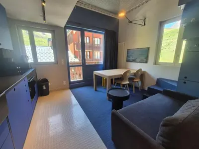Télévision ou salle de divertissement dans l'établissement Duplex rénové skis aux pieds, 3 pièces, balcon à Tignes - FR-1-502-518