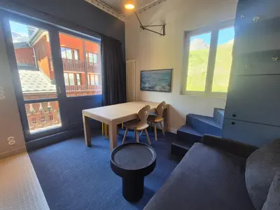Télévision ou salle de divertissement dans l'établissement Duplex rénové skis aux pieds, 3 pièces, balcon à Tignes - FR-1-502-518