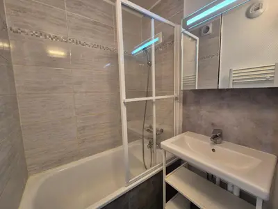 Salle de bains dans l'établissement Studio rénové skis aux pieds, 4 pers., Tignes Val Claret - FR-1-502-520