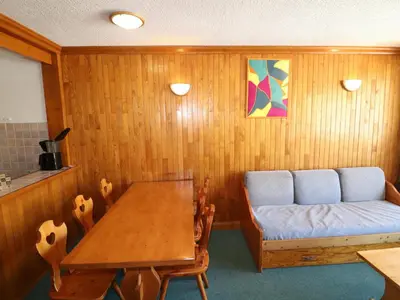 Coin salon dans l'établissement Appartement fonctionnel avec balcon, proche des pistes, animaux acceptés - FR-1-502-521
