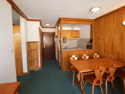 Cuisine ou kitchenette dans l'établissement Appartement fonctionnel avec balcon, proche des pistes, animaux acceptés - FR-1-502-521