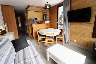 Télévision ou salle de divertissement dans l'établissement Résidence Soldanelles - Appartement rénové·Proche des pistes·Balcon MAE-0714