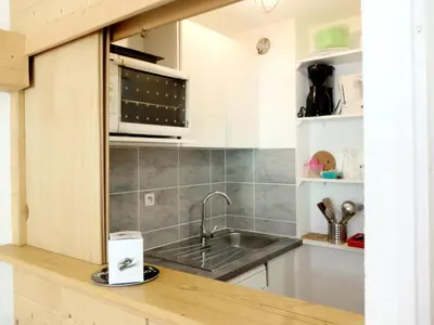 Cuisine ou kitchenette dans l'établissement Résidence Rond Point Des Pistes B - Appartement confortable·Proches de pistes·Balcon MAE-4604