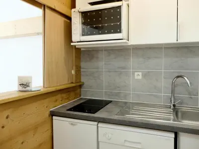Cuisine ou kitchenette dans l'établissement Résidence Rond Point Des Pistes B - Appartement confortable·Proches de pistes·Balcon MAE-4604