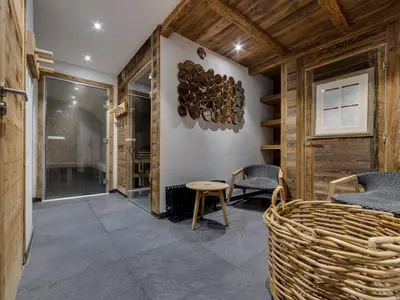 Coin salon dans l'établissement Appartement duplex sur les pistes avec cheminée et espace spa - FR-1-686-28