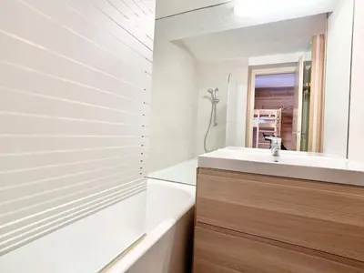 Salle de bains dans l'établissement Studio Rénové 4 Pers, Proche Pistes, Balcon, Animaux Acceptés - FR-1-502-478