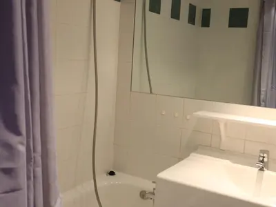 Salle de bains dans l'établissement Studio confortable proche des pistes avec balcon, animaux acceptés - Tignes - FR-1-502-514