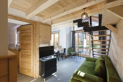 Coin salon dans l'établissement Chalet Bio Corti Spa 4 personnes