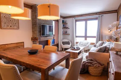 Coin salon dans l'établissement Arcs 1950 Appartement Luxe type chalet 5 à 7 personnes Vue imprenable sur le Montblanc skis aux pieds