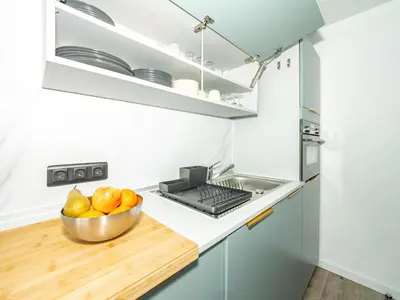 Cuisine ou kitchenette dans l'établissement Studio confortable skis aux pieds avec balcon et WIFI - FR-1-502-524