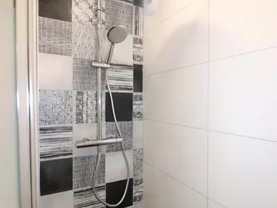 Salle de bains dans l'établissement Studio confortable skis aux pieds avec balcon et WIFI - FR-1-502-524