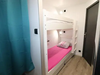 Un ou plusieurs lits dans un hébergement de l'établissement Studio confortable skis aux pieds avec balcon et WIFI - FR-1-502-524