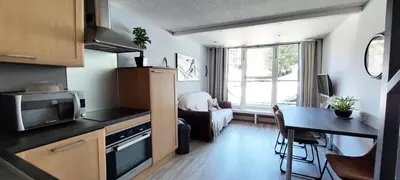 Cuisine ou kitchenette dans l'établissement Résidence Aiguille Grive Bat Iii - Appartement 3 pièces 6 personnes en duplex, skis aux pieds, dans le village de Charmettoger à Arc 1800 MAE-6944