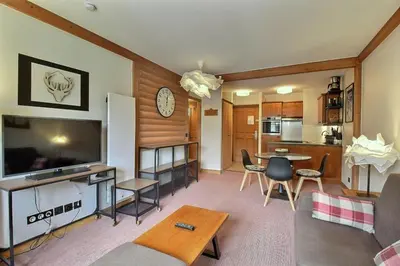 Cuisine ou kitchenette dans l'établissement ARC 1950 - APPARTEMENT MODERNE - SAUNA HAMMAM JACUZZI - 4 Personnes