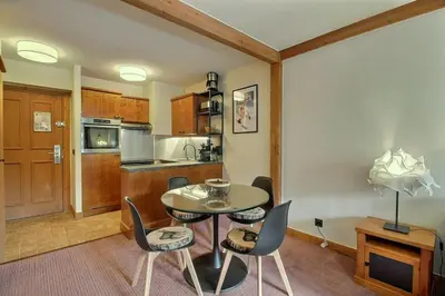 Cuisine ou kitchenette dans l'établissement ARC 1950 - APPARTEMENT MODERNE - SAUNA HAMMAM JACUZZI - 4 Personnes