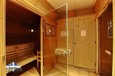 Salle de bains dans l'établissement ARC 1950 - APPARTEMENT MODERNE - SAUNA HAMMAM JACUZZI - 4 Personnes