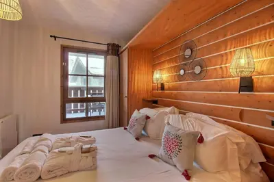 Un ou plusieurs lits dans un hébergement de l'établissement ARC 1950 - APPARTEMENT MODERNE - SAUNA HAMMAM JACUZZI - 4 Personnes