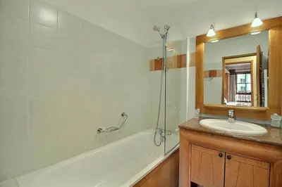 Salle de bains dans l'établissement ARC 1950 - APPARTEMENT MODERNE - SAUNA HAMMAM JACUZZI - 4 Personnes