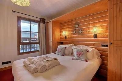 Un ou plusieurs lits dans un hébergement de l'établissement ARC 1950 - APPARTEMENT MODERNE - SAUNA HAMMAM JACUZZI - 4 Personnes