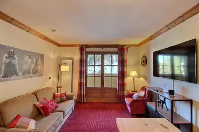 Télévision ou salle de divertissement dans l'établissement ARC 1950 - Appartement cosy et chaleureux - Sauna, Hammam, Jacuzzi, Piscine