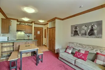 Cuisine ou kitchenette dans l'établissement ARC 1950 - Appartement cosy et chaleureux - Sauna, Hammam, Jacuzzi, Piscine