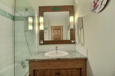 Salle de bains dans l'établissement ARC 1950 - Appartement cosy et chaleureux - Sauna, Hammam, Jacuzzi, Piscine