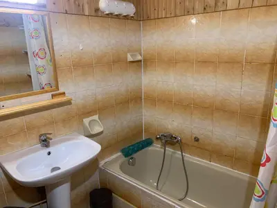 Salle de bains dans l'établissement Le p'tit coin montagne 3
