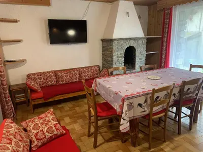 Télévision ou salle de divertissement dans l'établissement Le p'tit coin montagne 3