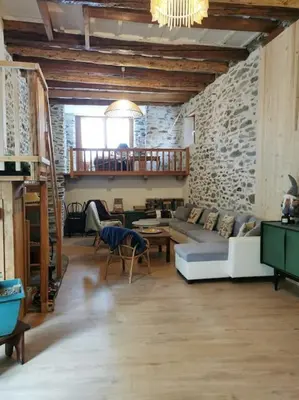 Coin salon dans l'établissement Gîte 14 pers LesOursFanfarons spacieux chaleureux