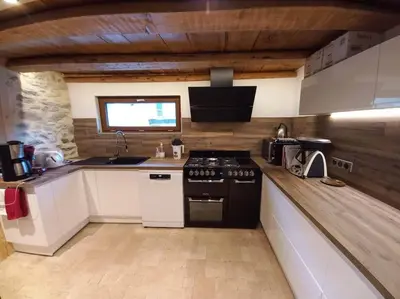 Cuisine ou kitchenette dans l'établissement Gîte 14 pers LesOursFanfarons spacieux chaleureux