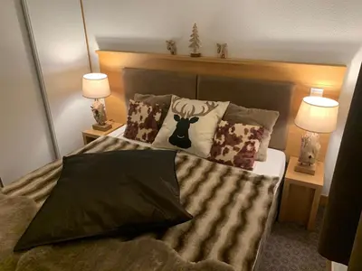 Un ou plusieurs lits dans un hébergement de l'établissement Bel appartement avec balcon et parking couvert - FR-1-464-217