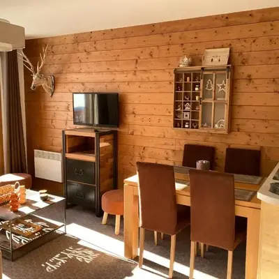 Bel appartement avec balcon et parking couvert - FR-1-464-217