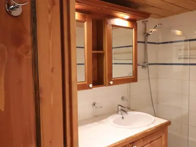 Salle de bains dans l'établissement Appartement spacieux à Tignes avec WIFI, terrasse pour 6 pers. - FR-1-502-527