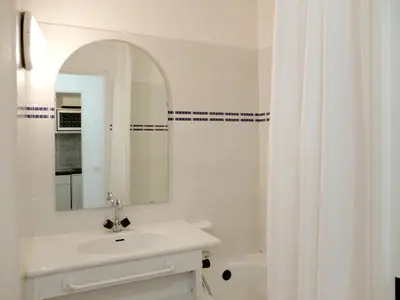 Salle de bains dans l'établissement Studio Cabine 4 Pers. Ski aux Pieds Balcon Sud Animaux Ok - FR-1-502-517