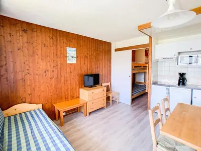 Télévision ou salle de divertissement dans l'établissement Studio lumineux proche pistes et commerces, balcon, animaux acceptés - FR-1-502-525