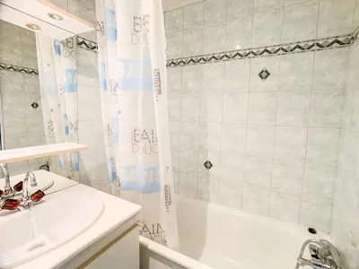 Salle de bains dans l'établissement Studio lumineux proche pistes et commerces, balcon, animaux acceptés - FR-1-502-525