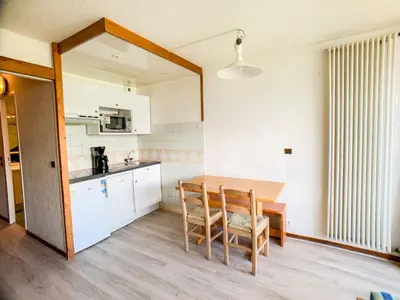 Cuisine ou kitchenette dans l'établissement Studio lumineux proche pistes et commerces, balcon, animaux acceptés - FR-1-502-525