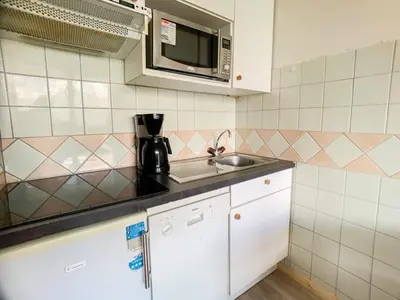 Cuisine ou kitchenette dans l'établissement Studio lumineux proche pistes et commerces, balcon, animaux acceptés - FR-1-502-525