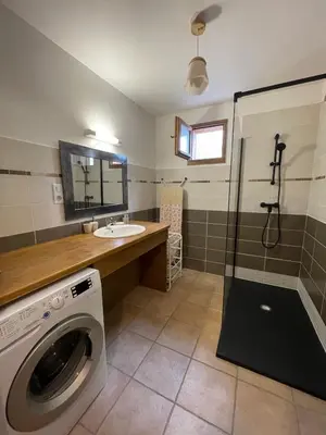 Salle de bains dans l'établissement T2 vue sur le parc de la vanoise