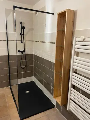 Salle de bains dans l'établissement T2 vue sur le parc de la vanoise