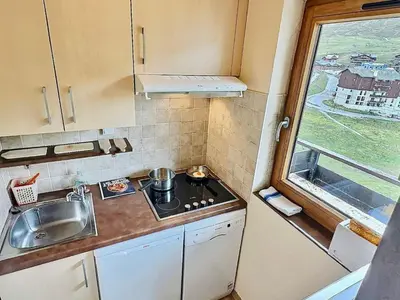Cuisine ou kitchenette dans l'établissement Agréable 2 pièces sur les pistes de Tignes Lavachet - FR-1-411-885