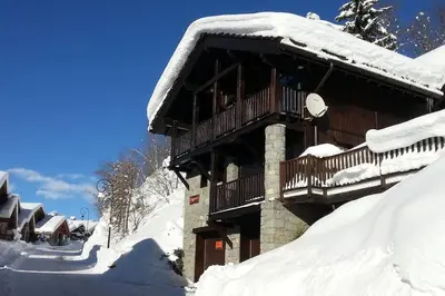 L'établissement Chalet Fegguese - 4 bedroom chalet with hot-tub en hiver