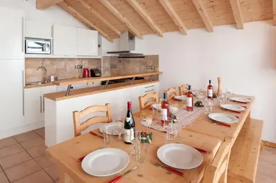 Cuisine ou kitchenette dans l'établissement Chalet Fegguese - 4 bedroom chalet with hot-tub