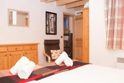 Un ou plusieurs lits dans un hébergement de l'établissement Chalet Fegguese - 4 bedroom chalet with hot-tub