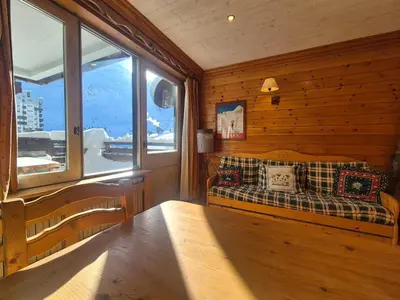 Coin salon dans l'établissement Appartement rénové avec balcon, proche pistes et commerces, animaux acceptés - FR-1-502-510