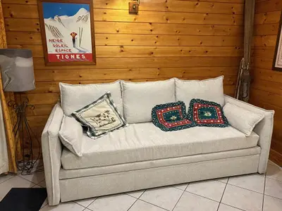 Coin salon dans l'établissement Appartement rénové avec balcon, proche pistes et commerces, animaux acceptés - FR-1-502-510