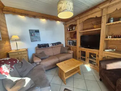Coin salon dans l'établissement Appartement rénové avec balcon, proche pistes et commerces, animaux acceptés - FR-1-502-510