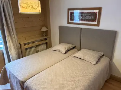Un ou plusieurs lits dans un hébergement de l'établissement Appartement rénové avec balcon, proche pistes et commerces, animaux acceptés - FR-1-502-510