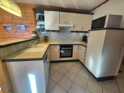 Cuisine ou kitchenette dans l'établissement Appartement rénové avec balcon, proche pistes et commerces, animaux acceptés - FR-1-502-510